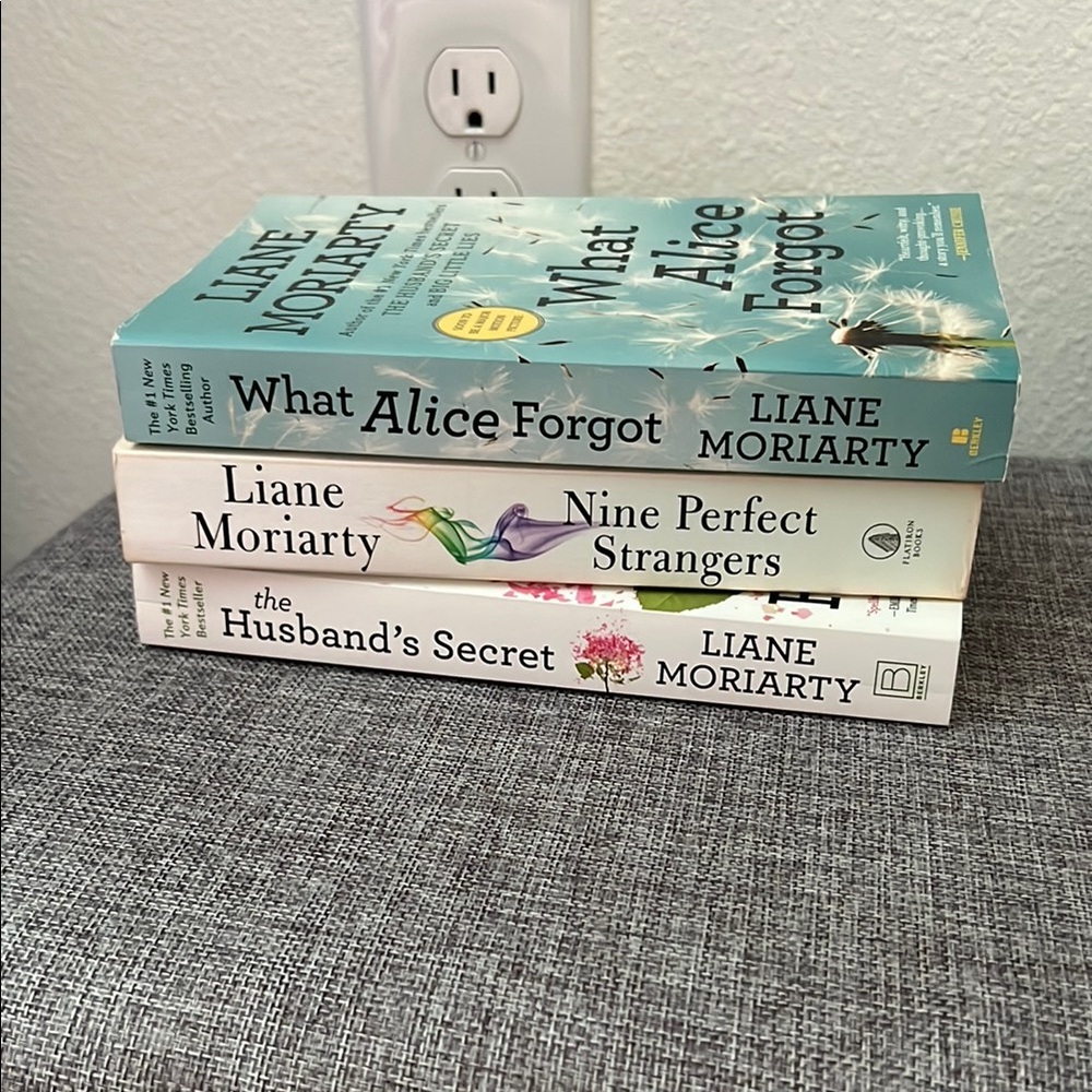 EUC Liane Moriarty Book Set